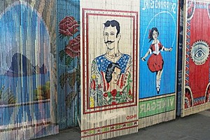 圖為竹簾成品。工匠們挑選出適用的竹材，經初步處理後製成竹簾，再使用塗料上色作畫。