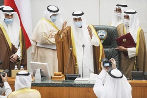 9月30日，在科威特首都科威特城，科威特新任埃米爾納瓦夫（中）準備在國民議會宣誓就職。（圖源：AP）