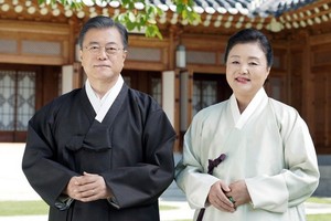 韓國總統文在寅和夫人金正淑中秋節視頻祝福截圖。（圖源：韓聯社）