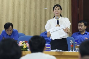 共青團本市市委書記潘氏清芳（站）在會議上發言。（圖源：寶英）