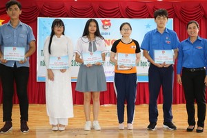 吳氏寶源副書記向５名團員頒發獎助學金。