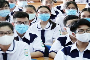 高一生聽取新學年規定和校規。