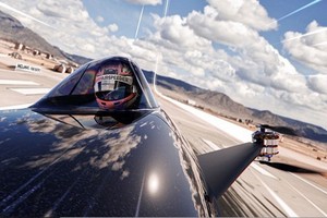 一名賽者駕駛電動飛行汽車。