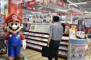 日本任天堂公司人氣遊戲《超級馬里奧兄弟》(Super Mario Bros) 迎來了誕生35週年。（圖源：共同社） 