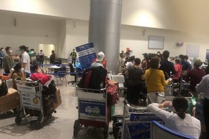 因 Vietjet所安排的隔離酒店收費過高，導致上百名乘客滯留在機場。（圖源：秋莊）