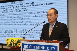 駐本市越-德友好協會主席阮英俊在聚會上發言。（圖源：越通社）