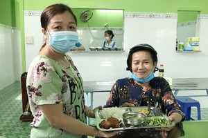 白氏金娟為到飯店用餐的貧困人服務。