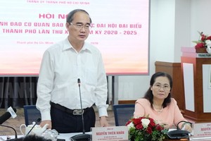 市委書記阮善仁（左）會上致詞。（圖源：市黨部新聞網）