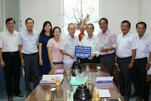 范興主任（左五）接收土龍木天后宮理事會捐款1億1000萬元。