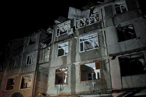 圖為納卡一幢大樓受損，外牆玻璃破碎。（圖源：互聯網）