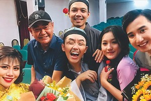 導演、人民藝人越英（左二）以及參演《雷雨》的紅雲戲劇舞台年輕演員。