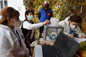 吉爾吉斯斯坦選民在比斯凱克的投票站進行投票。（圖源：AFP）