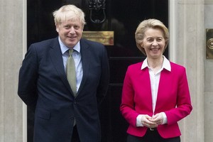 歐盟委員會主席馮德萊恩（右）與英首相約翰遜合影。（圖源：新華社）