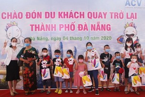 峴港市旅遊廳代表給遊客贈送禮物。（圖源：越通社）