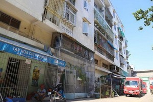 武文傑大道518號公寓E棟傾斜45釐米，難以確保該公寓居民及附近民眾的正常生活。（圖源：小翠）