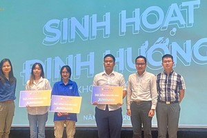 仁華國際華語學校與中國駐本市總領事館代表向大學生頒發助學金。