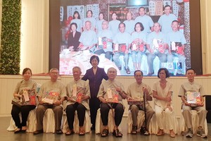 市祖國陣線委員會副主席、市各少數民族文學藝術協會主席劉金華向70高齡資深書法家, 歷屆執委成員贈送禮物祝賀。