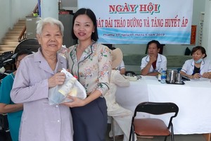 華人婦女周雪蓉 家庭事業兼顧