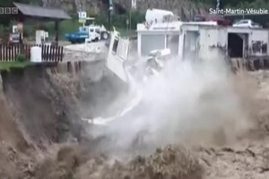 法國與意大利邊境地區的一間房屋遭洪水襲擊倒塌。（圖源：BBC視頻截圖）