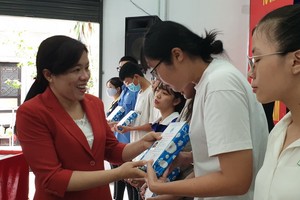 市婦聯會主席阮陳芳珍向優秀生頒發獎學金。