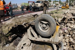 這是10月5日在阿富汗米特拉姆炸彈襲擊現場拍攝的汽車殘骸。（圖源：新華社）