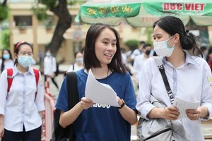 參加高中畢業考試學生。（圖源：潘草）