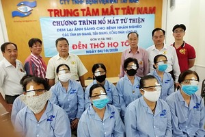 蘇氏宗祠代表團與完成切除白內障手術人士合照。