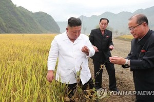朝鮮國務委員會委員長金正恩（左一）親往颱風災區指導修復重建工作。（圖源：韓聯社）