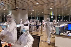 圖為河內市疾控中心駐內牌機場疾控隊伍人員。（圖源：VTV）