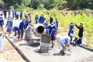 本市志願大學生協助農民修路。