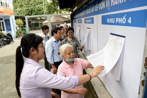 第三郡第六、七、八坊的選民在了解三坊合併方案。（圖源：自忠）