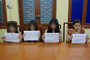 涉淫媒罪嫌犯阮士蘭（右一）及另三名涉賣淫女郎被逮捕。（圖源：警方提供）