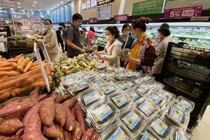 市民在新富郡日資Aeon超市選購商品。