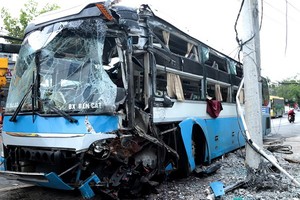 事故現場的客車頭部面目全非，車身左面的擋風玻璃破碎。（圖源：懷清）