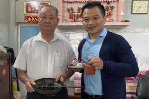 謝祥和老先生（左）向陳列室捐贈懷舊物品。