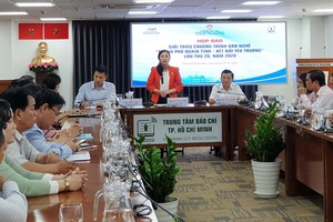 市越南祖國陣線委員會副主席潘嬌清香介紹節目。