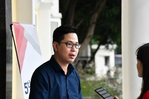 陳成南副教授、博士正在接受記者的訪問。 