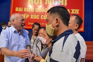 市委宣教處主任潘阮如奎（左）同第二郡選民交換意見。（圖源：喬峰）