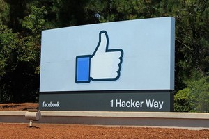 臉書表示，將加大對QAnon的打擊力度，刪除更多致力於在社交媒體上蓬勃發展的陰謀論運動的團體和頁面。（圖源：互聯網）