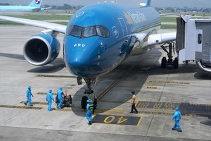 9月25日下午，從韓國首爾飛往河內的越航VN417號班機抵達內牌機場。（圖源：英明）