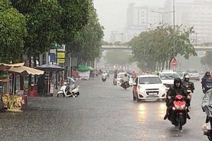 低氣壓帶來的水氣增多，中部南面各省強降雨。（）