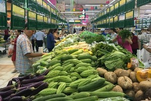 消費者在超市選購蔬果。（圖源：青海）