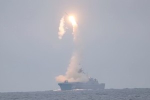 俄海軍「戈爾什科夫海軍元帥號」護衛艦6日試射一枚「鋯石」高超音速飛彈。 （圖源：路透社）