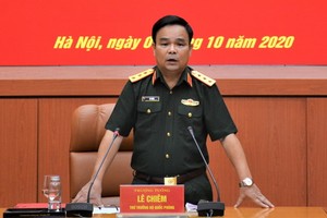 黨中央委員、國防部副部長黎詹上將主持會議並發表講話。（圖源：戰勝） 