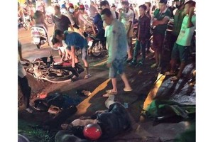 疑因偷狗的阿 D被民眾圍毆倒地不省人事。（圖源：CTV）