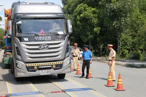 交通警察檢查卡車載貨重量。（圖源：如瓊）