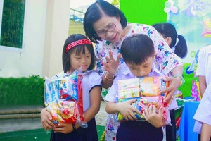 武鴻山殘疾兒童教養中心主任給殘疾兒童贈送禮物。