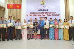 2020年“金手”運動競賽得獎者合照。（圖源：越通社）