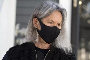 美國詩人格盧克獲頒2020年諾貝爾文學獎。圖為格盧克在家門口對媒體發表感言。（圖源：AP）