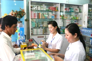 民眾在第七郡一家西藥房購買止痛藥。